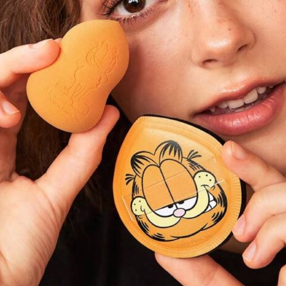 Garfield Makeup Powder Puff & Sponge 2pc Set Soft Teardrop Cartoon Orange Cat - Picture 2 of 5